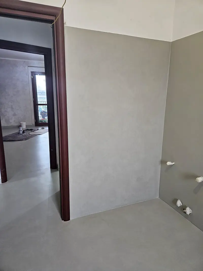 Pavimento in resina effetto cemento in un living moderno